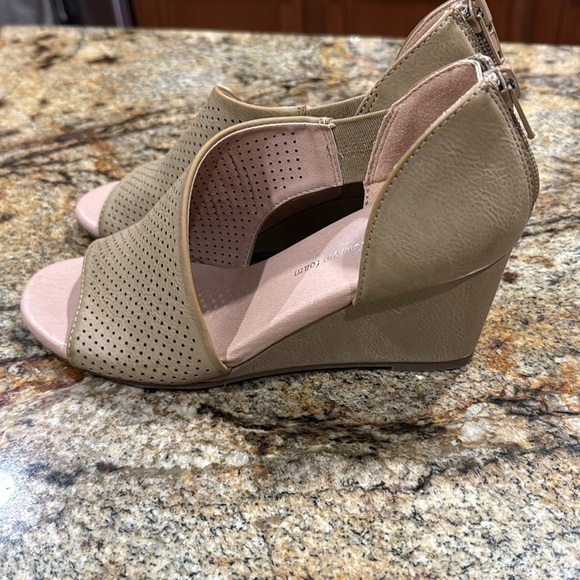 Journee Collection Womens Aretha Faux Leather peep toe Wedge Heels size 5.5 - Picture 2 of 5